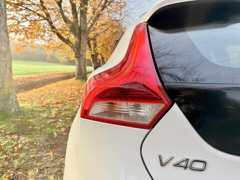 Volvo V40 Cross Country 2.0 T5 Lux Nav Hatchback 5dr Petrol Auto AWD Euro 6 (s/s) (245 ps) - U2131