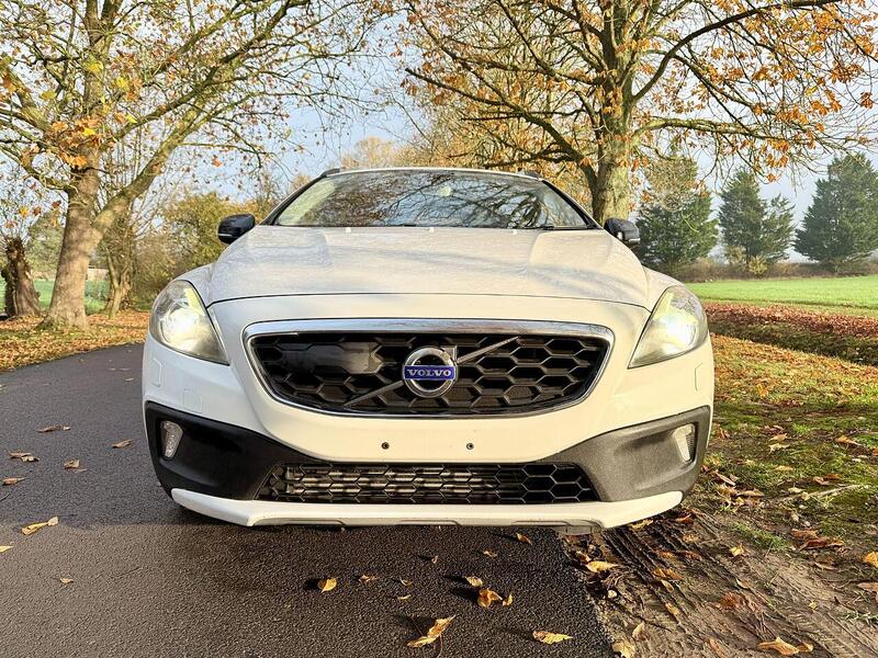 Volvo V40 Cross Country 2.0 T5 Lux Nav Hatchback 5dr Petrol Geartronic AWD Euro 6 (s/s) (245 ps) - U2131