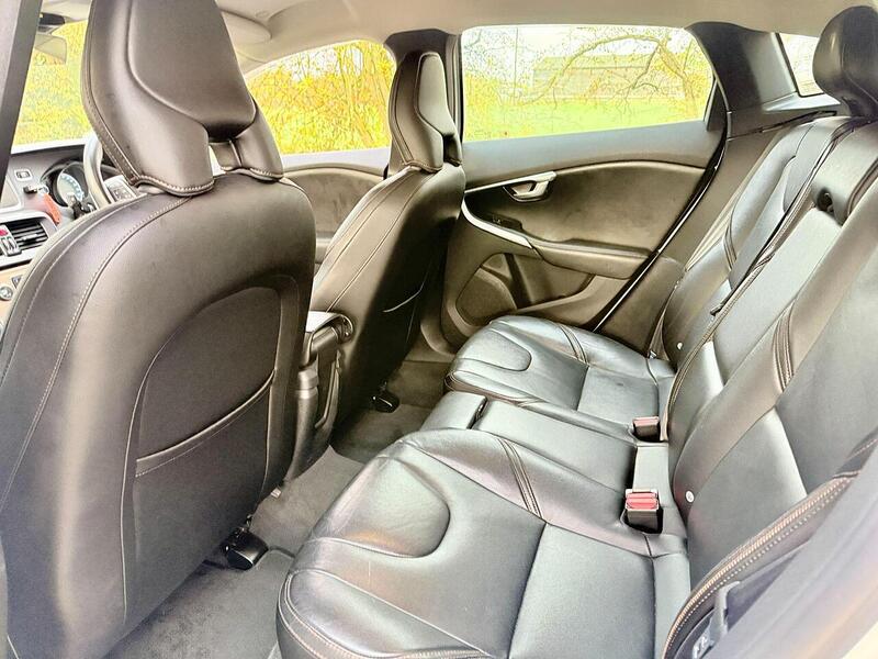 Volvo V40 Cross Country 2.0 T5 Lux Nav Hatchback 5dr Petrol Auto AWD Euro 6 (s/s) (245 ps) - U2131