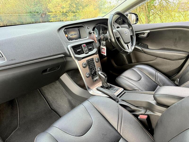 Volvo V40 Cross Country 2.0 T5 Lux Nav Hatchback 5dr Petrol Auto AWD Euro 6 (s/s) (245 ps) - U2131