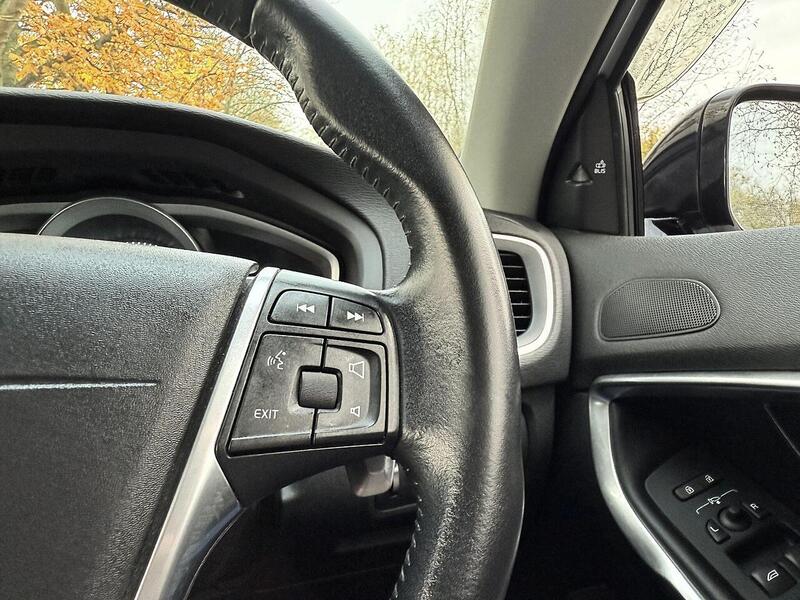 Volvo V40 Cross Country 2.0 T5 Lux Nav Hatchback 5dr Petrol Auto AWD Euro 6 (s/s) (245 ps) - U2131
