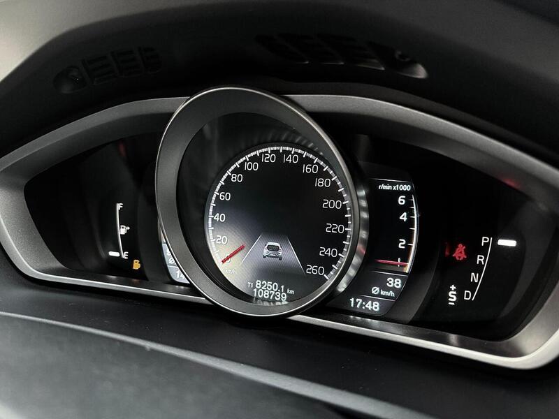 Volvo V40 Cross Country 2.0 T5 Lux Nav Hatchback 5dr Petrol Auto AWD Euro 6 (s/s) (245 ps) - U2131