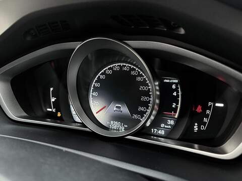 Volvo V40 Cross Country 2.0 T5 Lux Nav Hatchback 5dr Petrol Auto AWD Euro 6 (s/s) (245 ps) - U2131