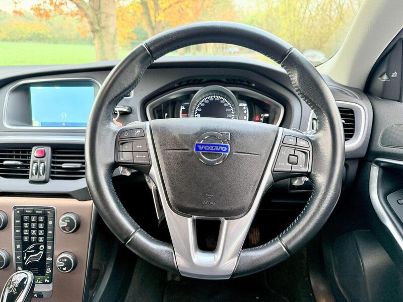 Volvo V40 Cross Country 2.0 T5 Lux Nav Hatchback 5dr Petrol Auto AWD Euro 6 (s/s) (245 ps) - U2131