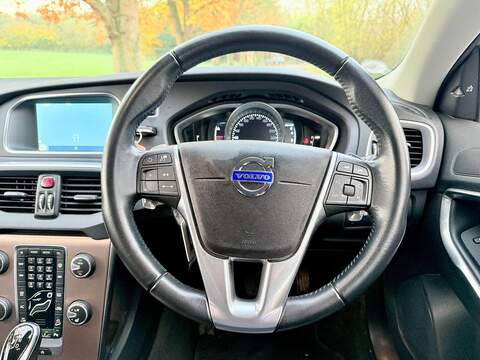 Volvo V40 Cross Country 2.0 T5 Lux Nav Hatchback 5dr Petrol Auto AWD Euro 6 (s/s) (245 ps) - U2131