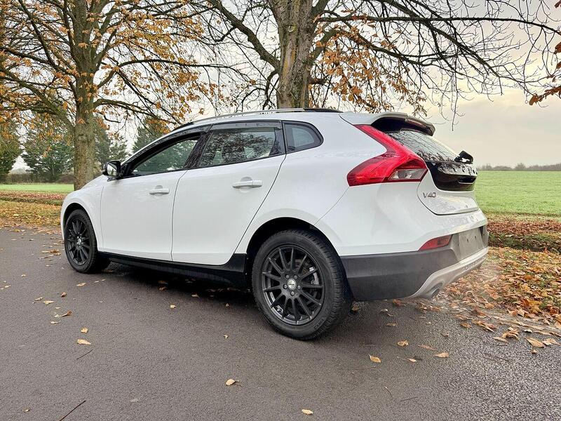 Volvo V40 Cross Country 2.0 T5 Lux Nav Hatchback 5dr Petrol Auto AWD Euro 6 (s/s) (245 ps) - U2131