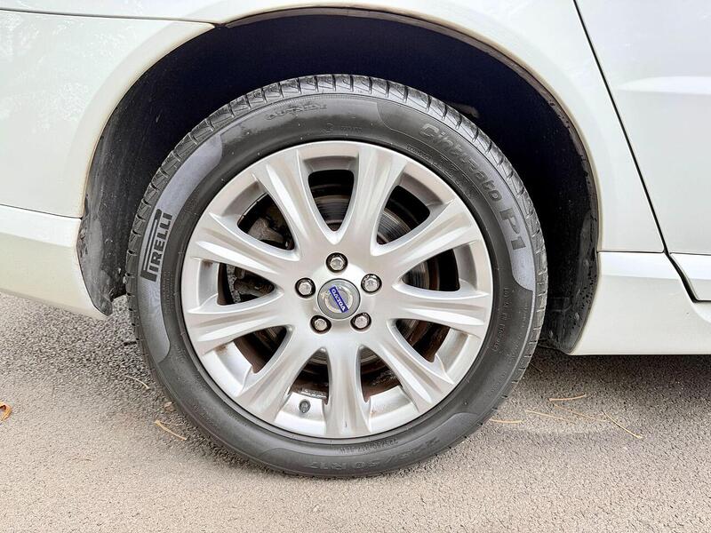 Volvo V70 2.5T SE Estate 5dr Petrol Geartronic Euro 4 (200 ps) - U2140