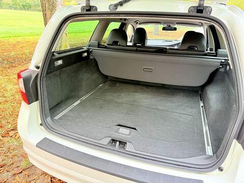 Volvo V70 2.5T SE Estate 5dr Petrol Geartronic Euro 4 (200 ps) - U2140