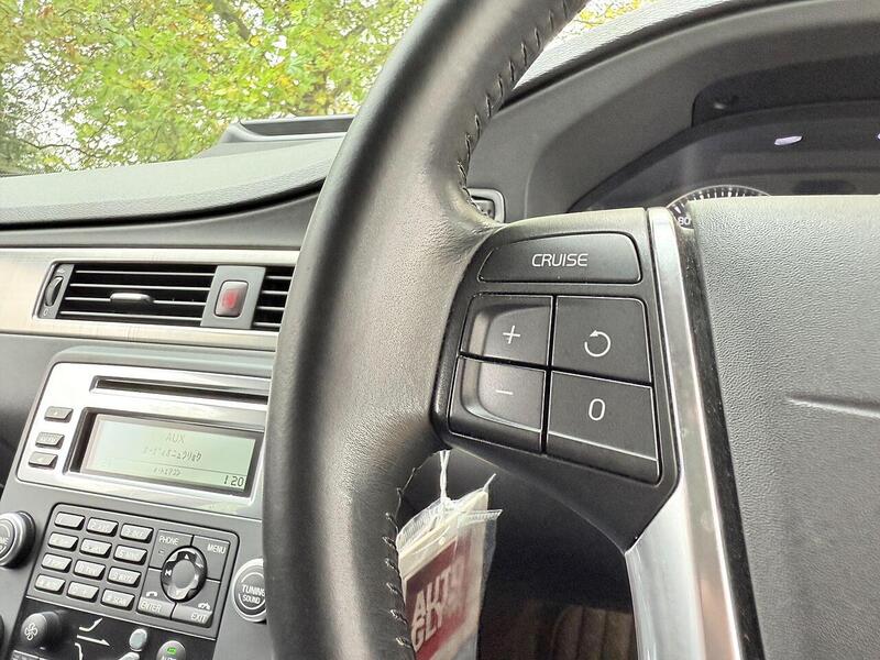 Volvo V70 2.5T SE Estate 5dr Petrol Geartronic Euro 4 (200 ps) - U2140