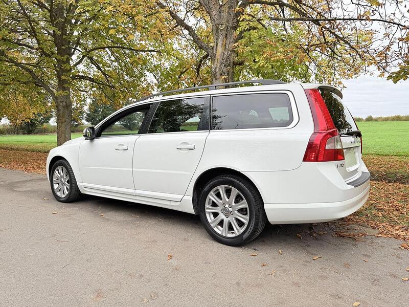 Volvo V70 2.5T SE Estate 5dr Petrol Geartronic Euro 4 (200 ps) - U2140