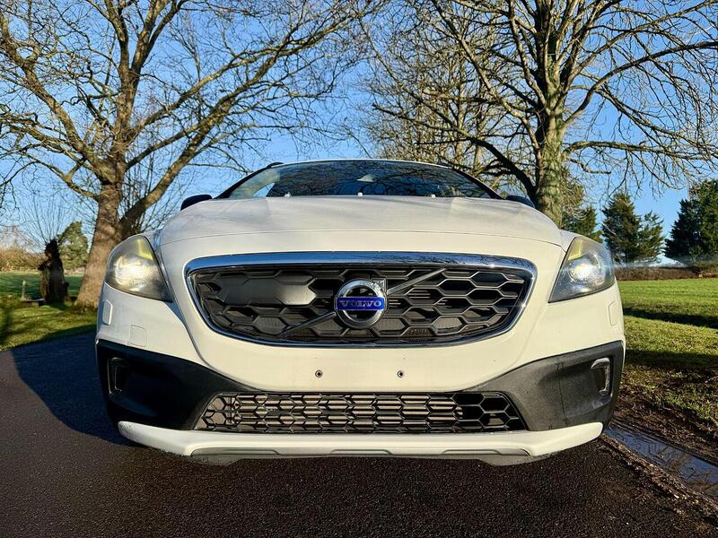 Volvo V40 Cross Country 2.0 T5 Lux Nav Hatchback 5dr Petrol Auto AWD Euro 6 (s/s) (245 ps) - U2146
