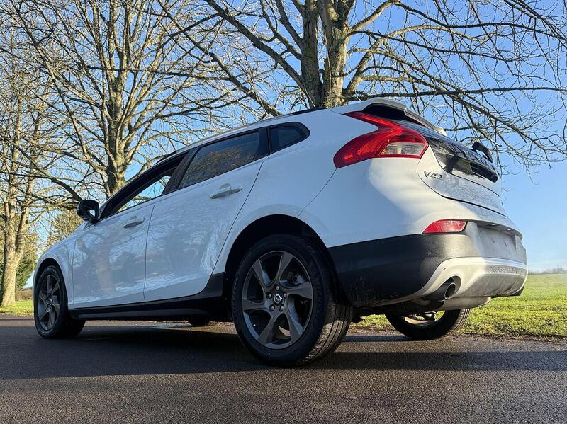 Volvo V40 Cross Country 2.0 T5 Lux Nav Hatchback 5dr Petrol Auto AWD Euro 6 (s/s) (245 ps) - U2146