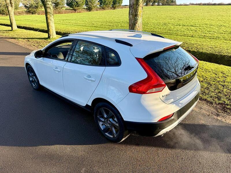 Volvo V40 Cross Country 2.0 T5 Lux Nav Hatchback 5dr Petrol Auto AWD Euro 6 (s/s) (245 ps) - U2146