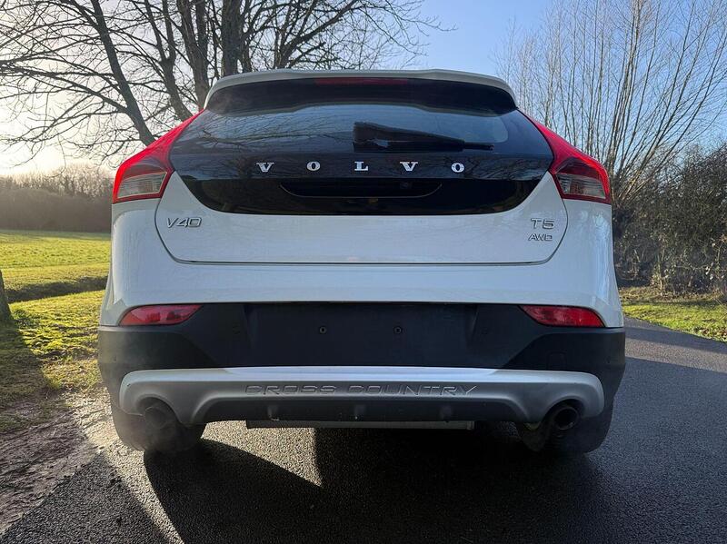 Volvo V40 Cross Country 2.0 T5 Lux Nav Hatchback 5dr Petrol Auto AWD Euro 6 (s/s) (245 ps) - U2146