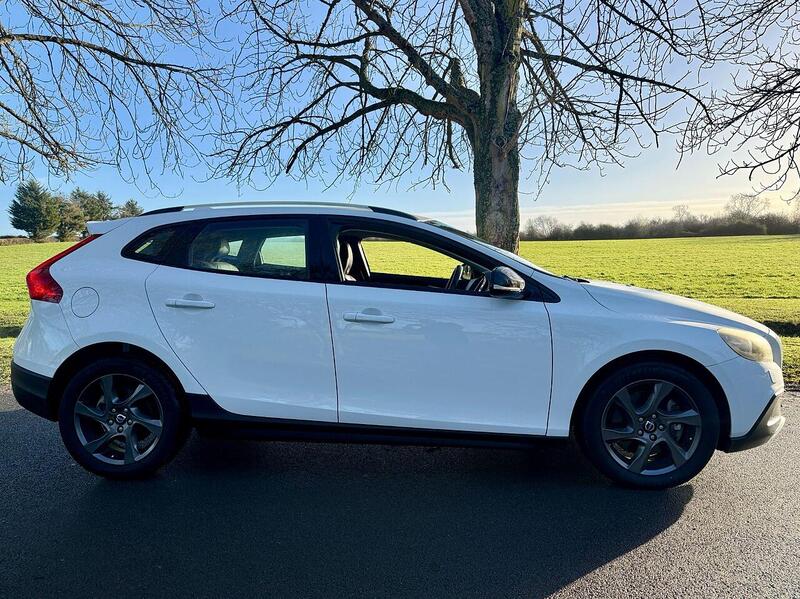 Volvo V40 Cross Country 2.0 T5 Lux Nav Hatchback 5dr Petrol Auto AWD Euro 6 (s/s) (245 ps) - U2146