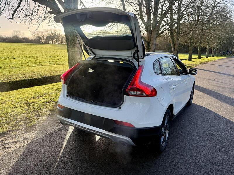Volvo V40 Cross Country 2.0 T5 Lux Nav Hatchback 5dr Petrol Auto AWD Euro 6 (s/s) (245 ps) - U2146