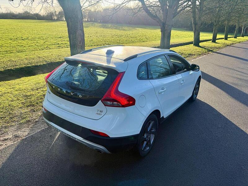 Volvo V40 Cross Country 2.0 T5 Lux Nav Hatchback 5dr Petrol Auto AWD Euro 6 (s/s) (245 ps) - U2146
