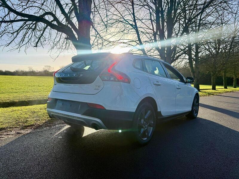 Volvo V40 Cross Country 2.0 T5 Lux Nav Hatchback 5dr Petrol Auto AWD Euro 6 (s/s) (245 ps) - U2146