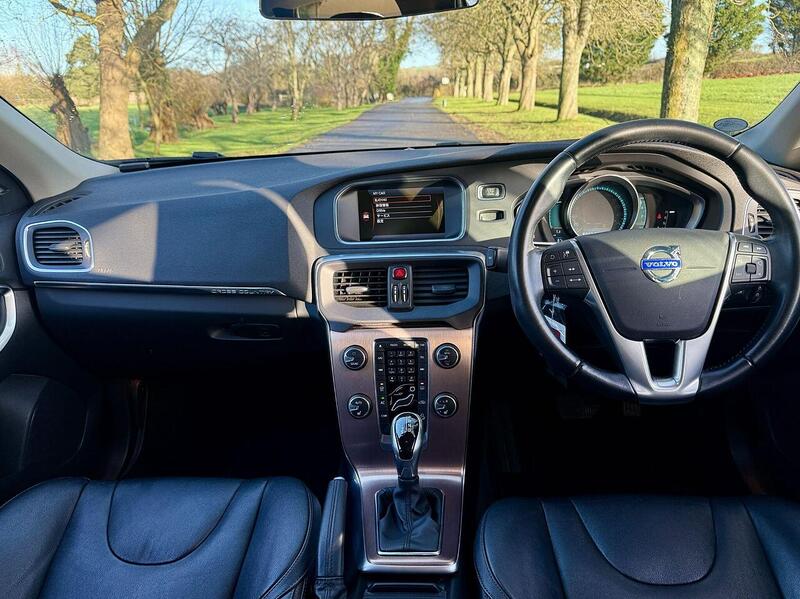 Volvo V40 Cross Country 2.0 T5 Lux Nav Hatchback 5dr Petrol Auto AWD Euro 6 (s/s) (245 ps) - U2146