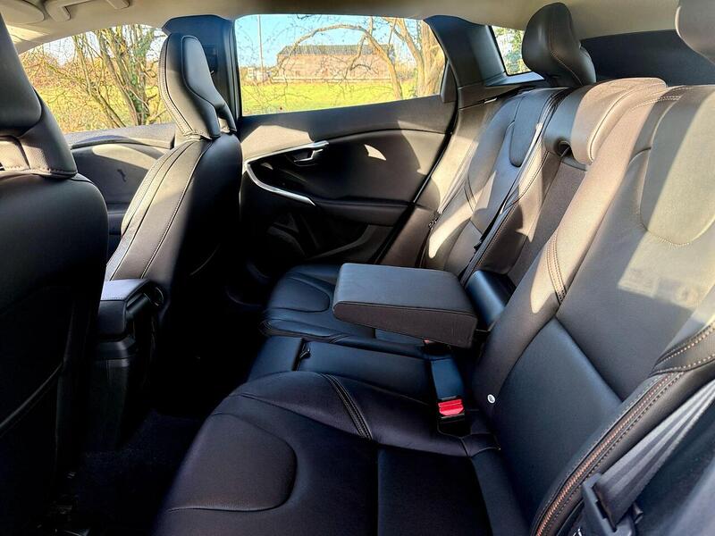 Volvo V40 Cross Country 2.0 T5 Lux Nav Hatchback 5dr Petrol Auto AWD Euro 6 (s/s) (245 ps) - U2146
