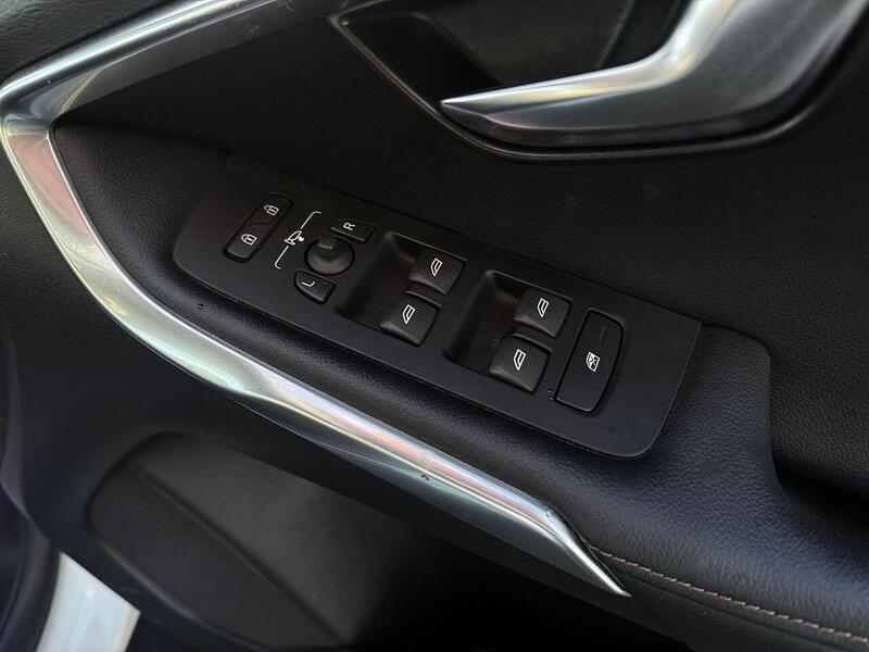 Volvo V40 Cross Country 2.0 T5 Lux Nav Hatchback 5dr Petrol Auto AWD Euro 6 (s/s) (245 ps) - U2146