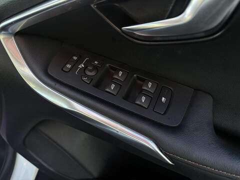 Volvo V40 Cross Country 2.0 T5 Lux Nav Hatchback 5dr Petrol Auto AWD Euro 6 (s/s) (245 ps) - U2146