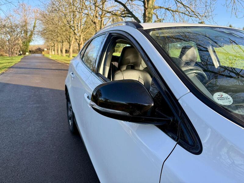 Volvo V40 Cross Country 2.0 T5 Lux Nav Hatchback 5dr Petrol Auto AWD Euro 6 (s/s) (245 ps) - U2146