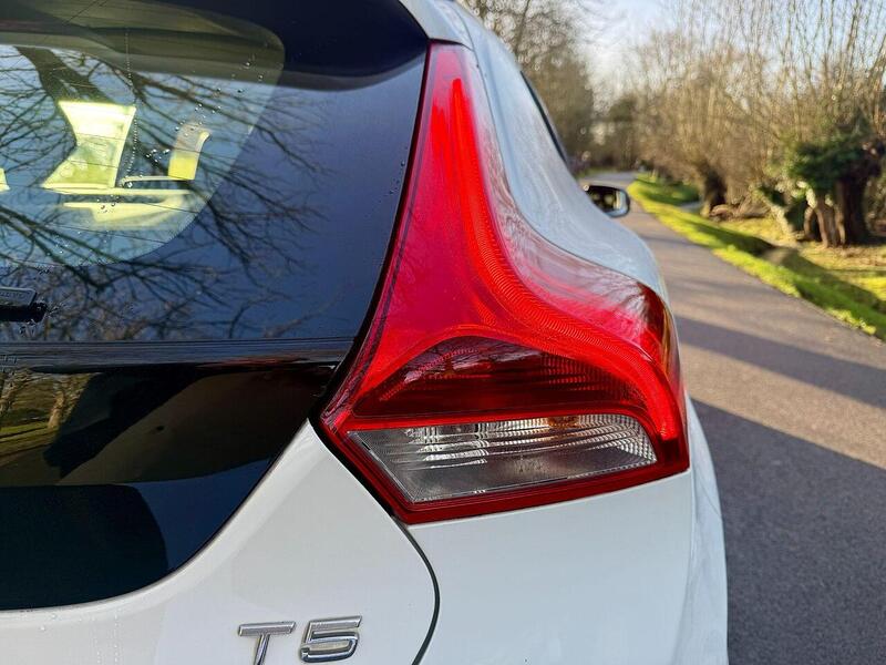Volvo V40 Cross Country 2.0 T5 Lux Nav Hatchback 5dr Petrol Auto AWD Euro 6 (s/s) (245 ps) - U2146