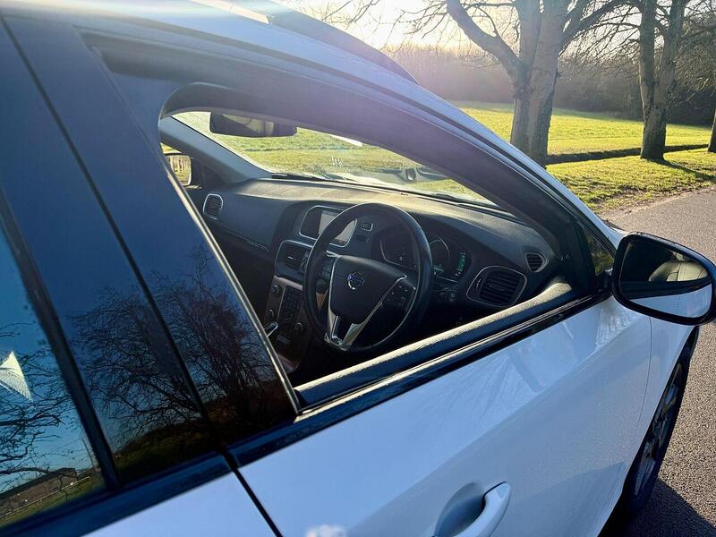 Volvo V40 Cross Country 2.0 T5 Lux Nav Hatchback 5dr Petrol Auto AWD Euro 6 (s/s) (245 ps) - U2146