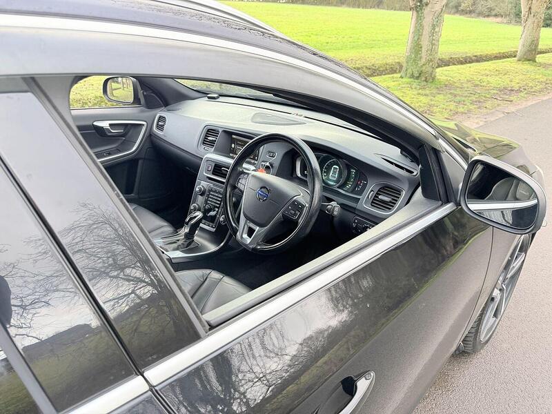 Volvo V60 3.0 T6 R-Design Lux Nav Estate 5dr Petrol Geartronic AWD Euro 5 (304 ps) - U2150