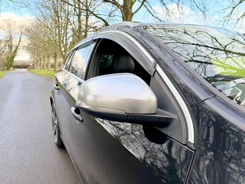 Volvo V60 3.0 T6 R-Design Lux Nav Estate 5dr Petrol Geartronic AWD Euro 5 (304 ps) - U2150