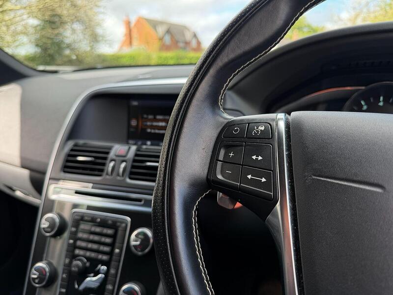 Volvo XC60 3.0 T6 R-Design Lux Nav SUV 5dr Petrol Geartronic AWD Euro 5 (304 ps) - U2201