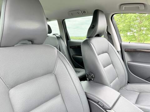 Volvo V70 1.6 T4 SE Lux Estate 5dr Petrol Powershift Euro 5 (180 ps) - U2221