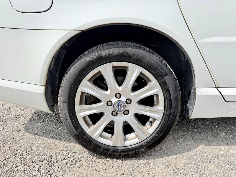 Volvo V70 Se 2.5 5dr Estate Automatic Petrol - U2226