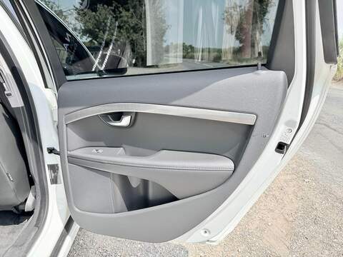 Volvo V70 Se 2.5 5dr Estate Automatic Petrol - U2226