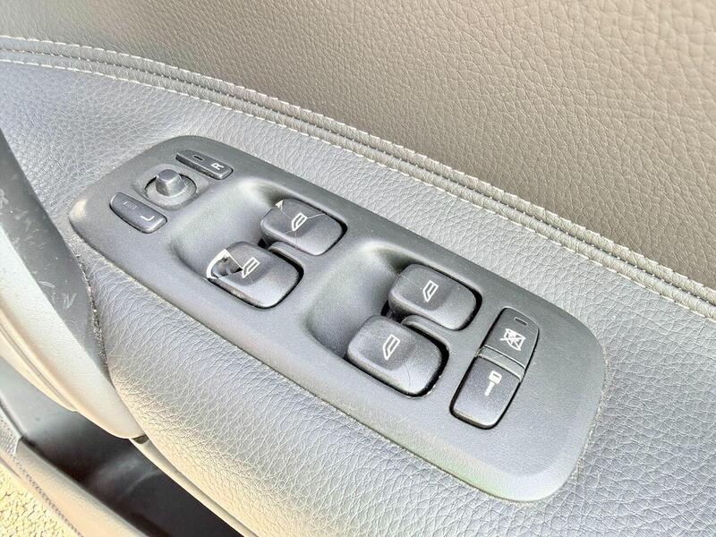 Volvo V70 2.4D SE Estate 5dr Diesel Manual (179 g/km, 163 bhp) - U2227