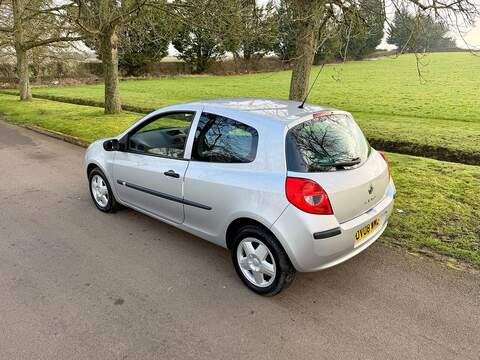 Renault Clio 1.2 16v Extreme Hatchback 3dr Petrol Manual (139 g/km, 75 bhp) - U2233