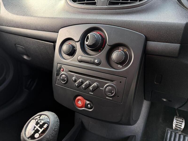 Renault Clio 1.2 16v Extreme Hatchback 3dr Petrol Manual (139 g/km, 75 bhp) - U2233