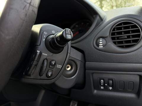 Renault Clio 1.2 16v Extreme Hatchback 3dr Petrol Manual (139 g/km, 75 bhp) - U2233