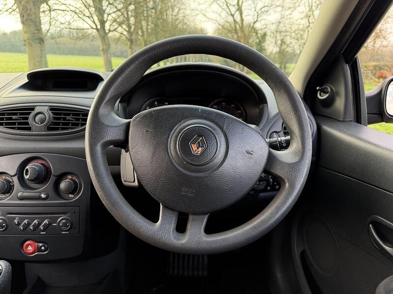 Renault Clio 1.2 16v Extreme Hatchback 3dr Petrol Manual (139 g/km, 75 bhp) - U2233