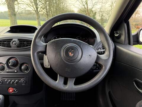 Renault Clio 1.2 16v Extreme Hatchback 3dr Petrol Manual (139 g/km, 75 bhp) - U2233