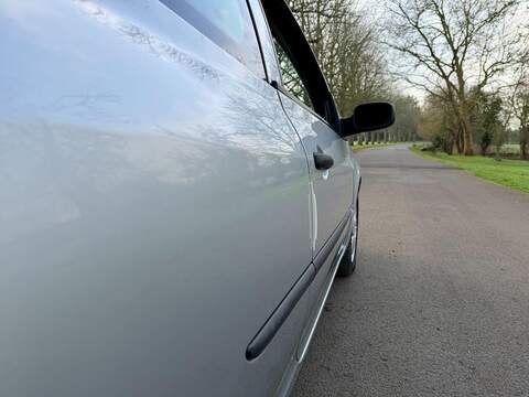 Renault Clio 1.2 16v Extreme Hatchback 3dr Petrol Manual (139 g/km, 75 bhp) - U2233