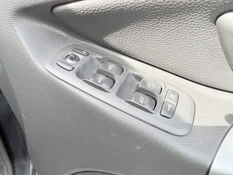 Volvo XC90 2.4 D5 SE Premium SUV 5dr Diesel Geartronic AWD (224 g/km, 182 bhp) - U2244