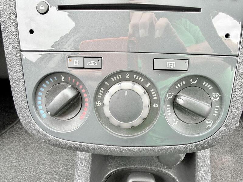 Vauxhall Corsa 1.4 16V SE Hatchback 5dr Petrol Manual Wide Ratio Euro 5 (100 ps) - U2268
