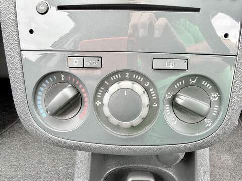 Vauxhall Corsa 1.4 16V SE Hatchback 5dr Petrol Manual Wide Ratio Euro 5 (100 ps) - U2268