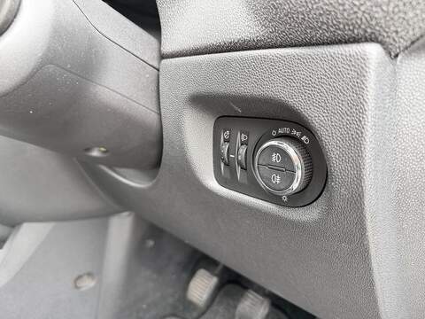 Vauxhall Corsa 1.4 16V SE Hatchback 5dr Petrol Manual Wide Ratio Euro 5 (100 ps) - U2268