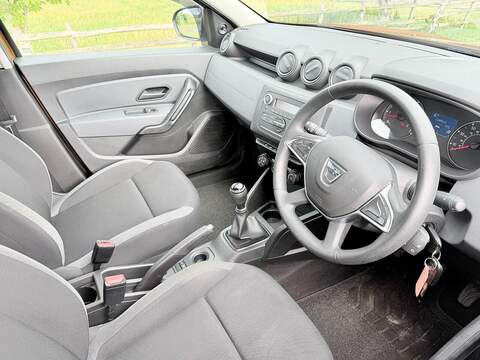 Dacia Duster 1.6 SCe Essential SUV 5dr Petrol Manual Euro 6 (s/s) (115 ps) - U2271