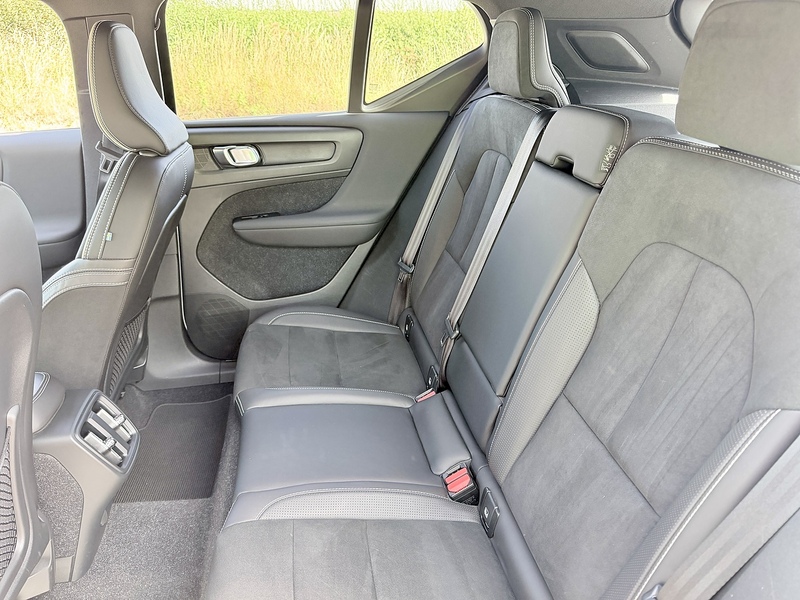Volvo XC40 2.0 T4 R-Design SUV 5dr Petrol Auto AWD Euro 6 (s/s) (190 ps) - U2323