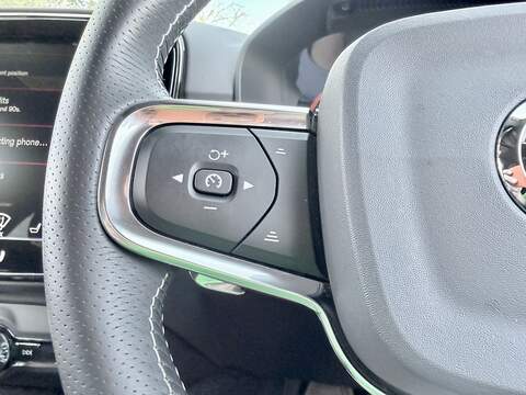 Volvo XC40 2.0 T4 R-Design SUV 5dr Petrol Auto AWD Euro 6 (s/s) (190 ps) - U2323