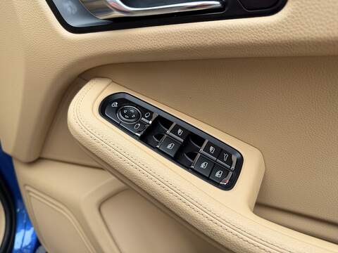 Porsche Macan 2.0T SUV 5dr Petrol PDK 4WD Euro 6 (s/s) (237 ps) - U2331